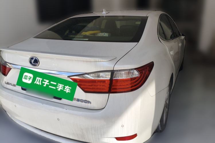 Used Lexus ES 2014 300h Luxury Edition Rear Right 45 Deg