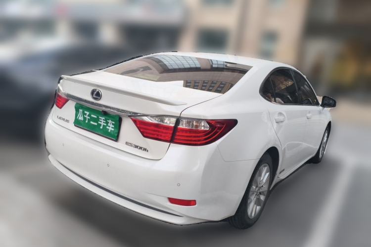 Used Lexus ES 2014 300h Elite Edition Rear Right 45 Deg