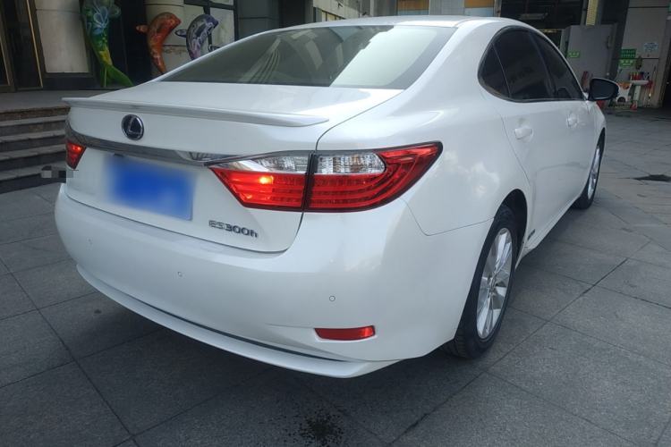 Used Lexus ES 2014 300h Elite Edition Rear Right 45 Deg