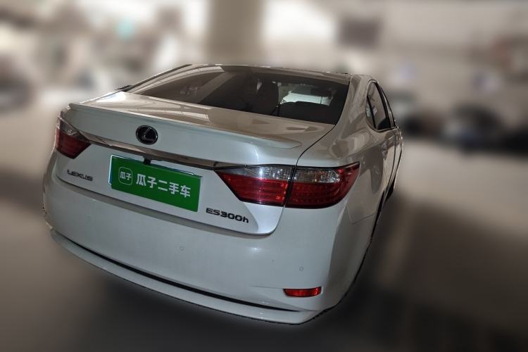 Used Lexus ES 2014 300h Elite Edition Rear Right 45 Deg