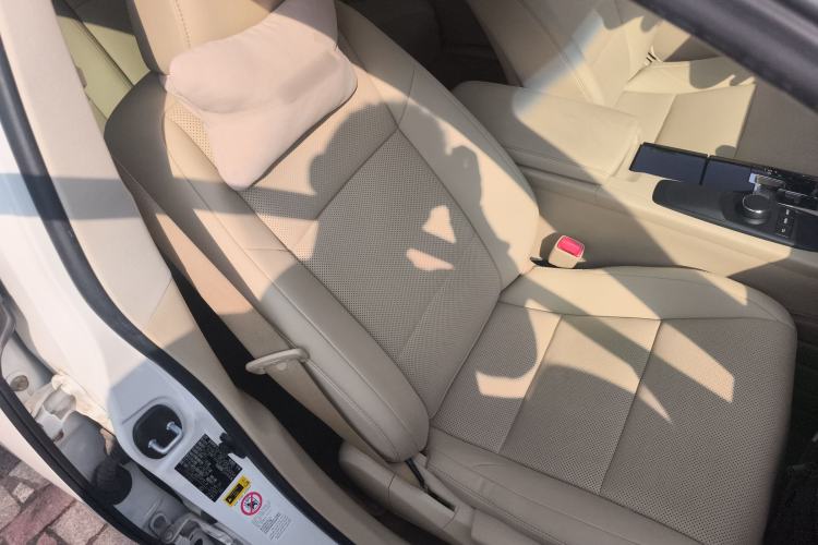 Used Lexus ES 2014 300h Elite Edition Right Front Seat