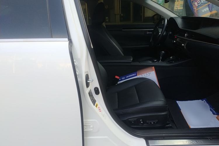 Used Lexus ES 2014 300h Elite Edition Right Front Seat