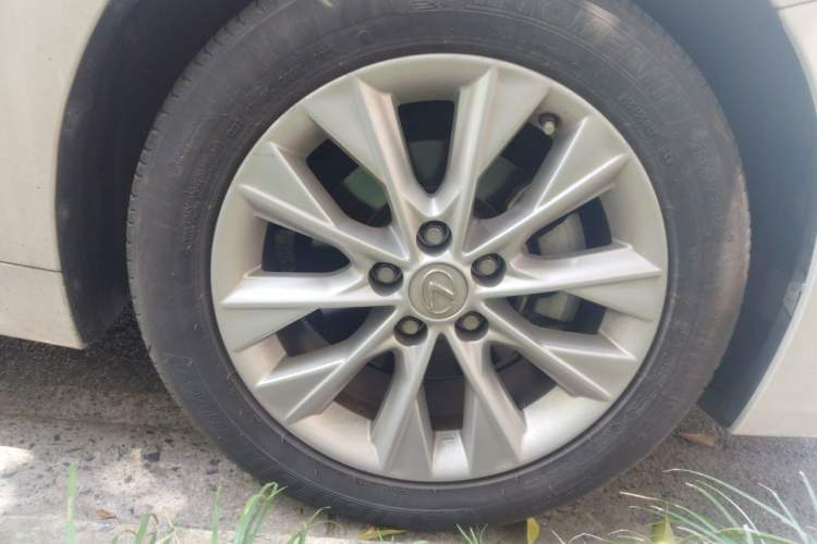 Used Lexus ES 2014 300h Elite Edition Right Front Wheel Hub