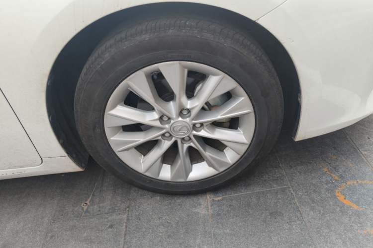 Used Lexus ES 2014 300h Elite Edition Right Front Wheel Hub
