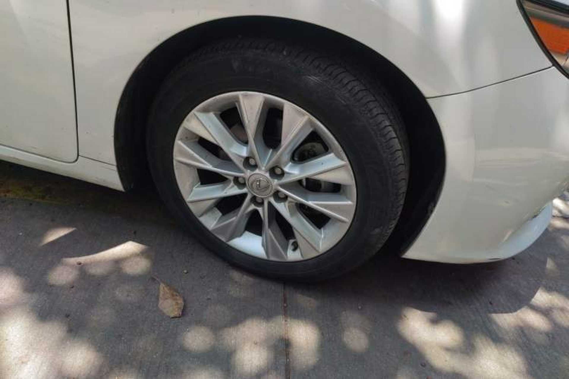 Used Lexus ES 2014 300h Elite Edition Right Front Wheel Hub