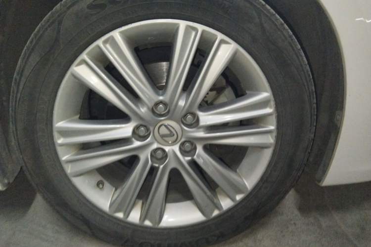 Used Lexus ES 2014 250 Elite Edition Right Front Wheel Hub