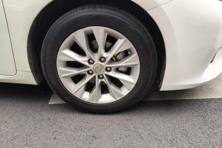 Used Lexus ES 2014 300h Elite Edition Right Front Wheel Hub