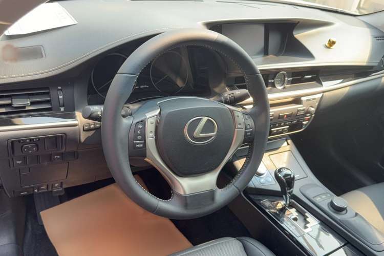 Used Lexus ES 2014 300h Elite Edition Steering Wheel
