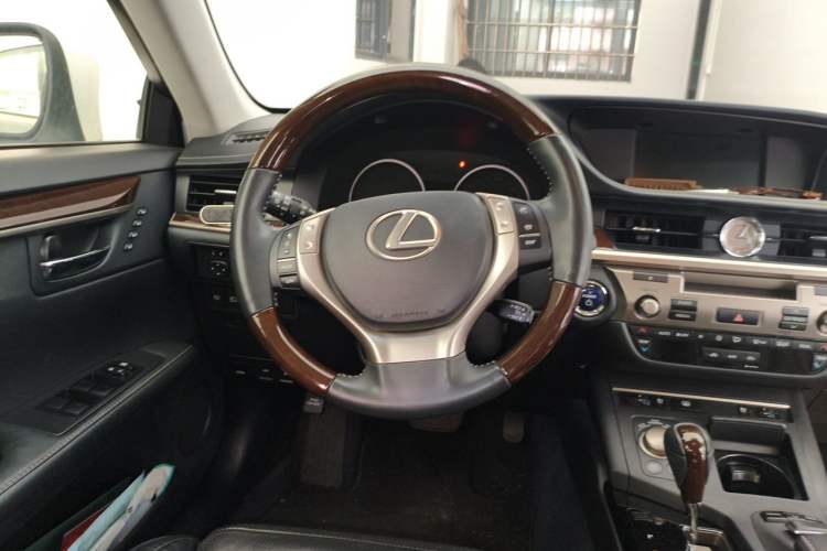 Used Lexus ES 2014 300h Luxury Edition Steering Wheel