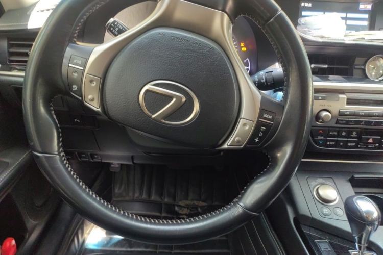 Used Lexus ES 2014 300h Elite Edition Steering Wheel