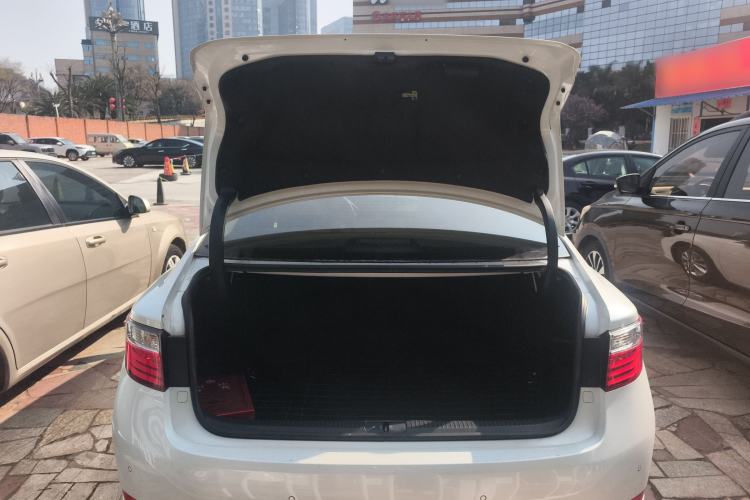 Used Lexus ES 2014 300h Elite Edition Trunk