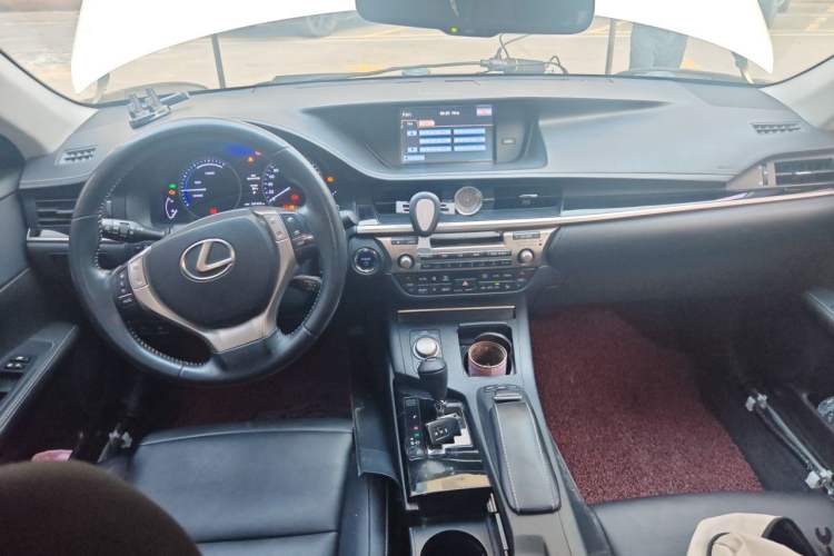 Used Lexus ES 2014 300h Elite Edition Center Console