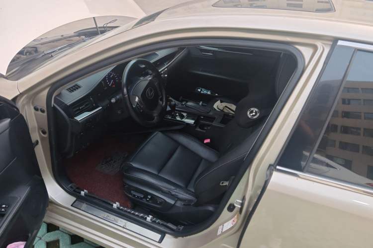 Used Lexus ES 2014 300h Elite Edition Driver Seat