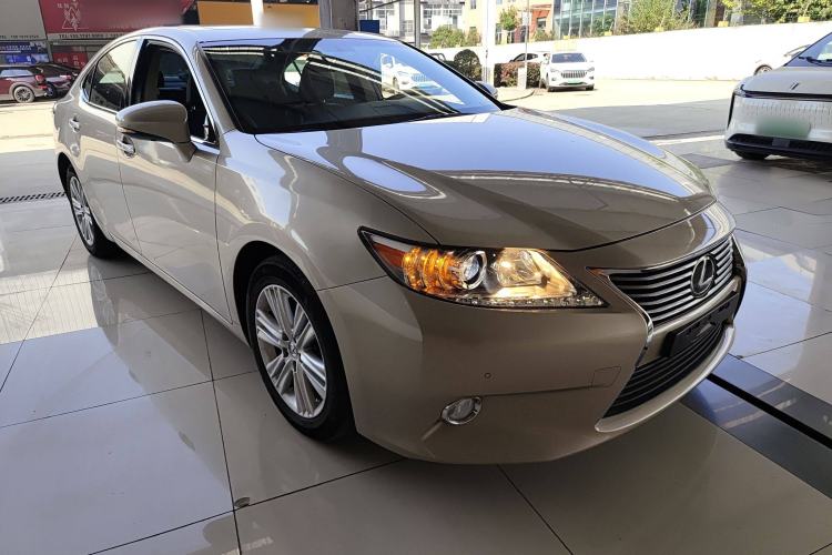 Used Lexus ES 2014 250 Elite Edition Front Right 45 Deg