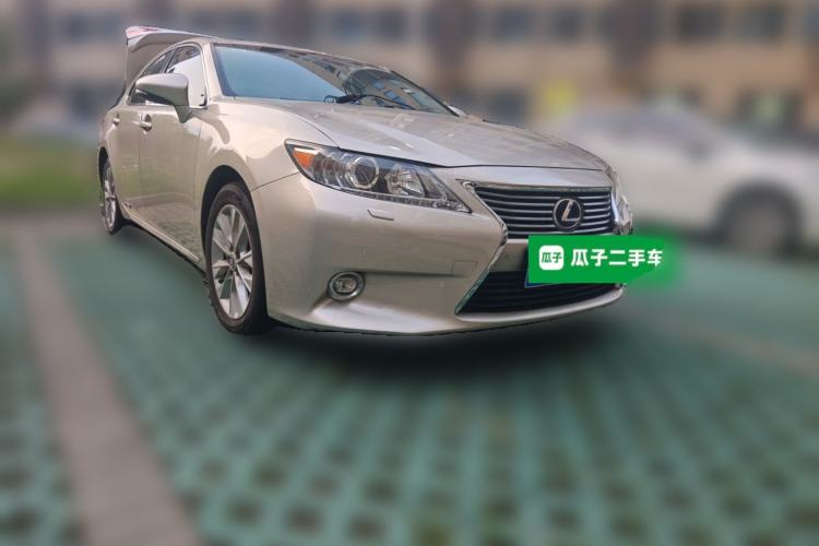 Used Lexus ES 2014 300h Elite Edition Front Right 45 Deg