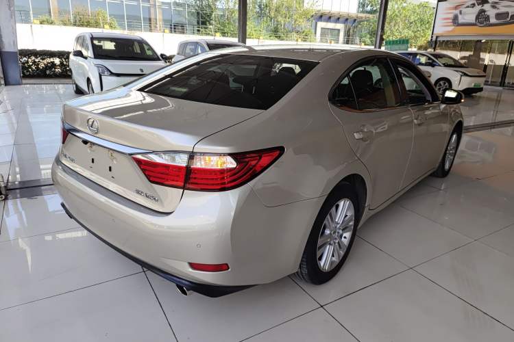Used Lexus ES 2014 250 Elite Edition Rear Right 45 Deg