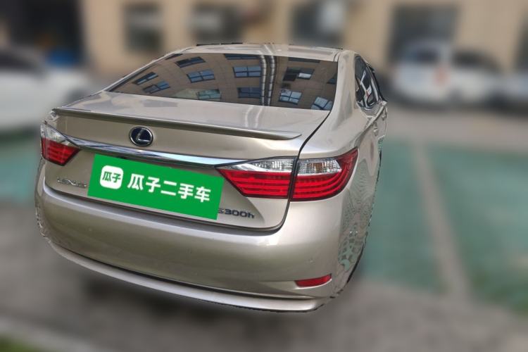 Used Lexus ES 2014 300h Elite Edition Rear Right 45 Deg