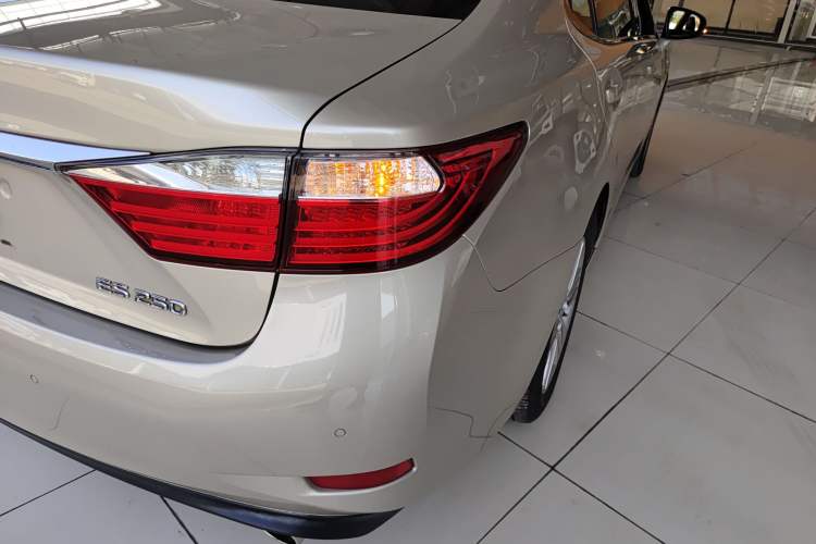 Used Lexus ES 2014 250 Elite Edition Right Rear Taillight