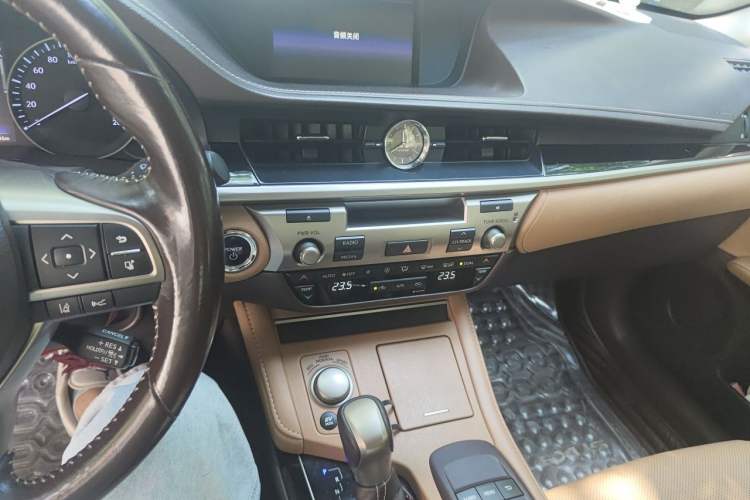 Used Lexus ES 2015 300h Comfort Edition Audio And AC Panel
