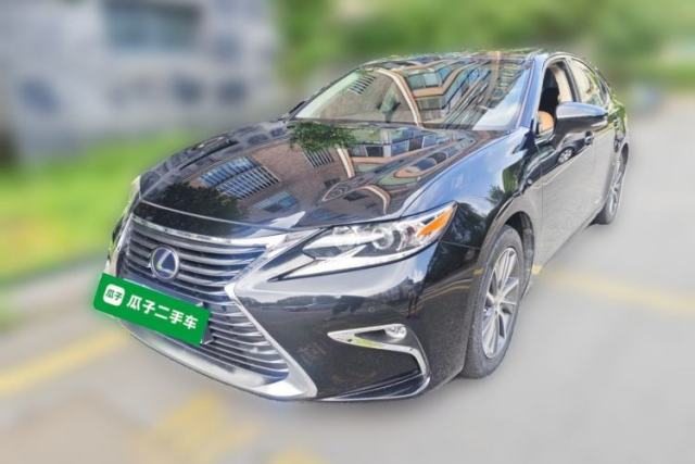 Ojetý Lexus ES 2015 300h Comfort Edition