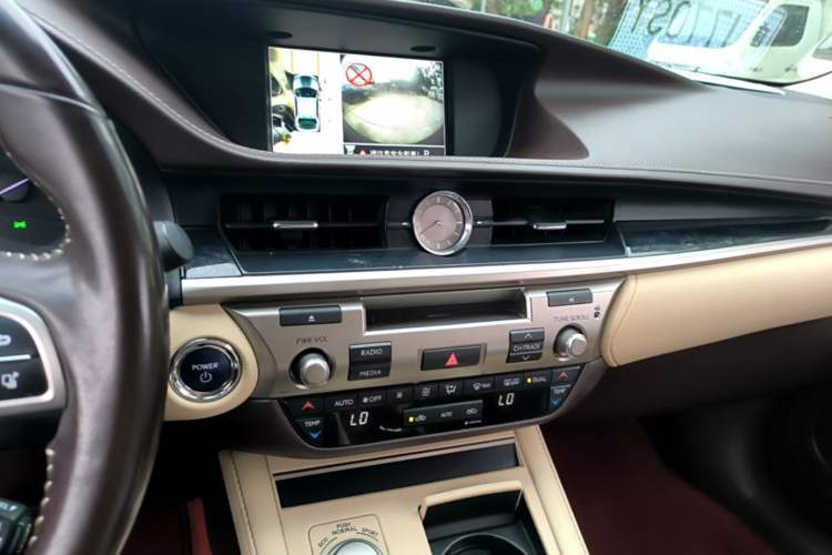 Used Lexus ES 2015 300h Comfort Edition Audio And AC Panel