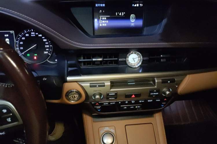 Used Lexus ES 2015 300h Comfort Edition Audio And AC Panel