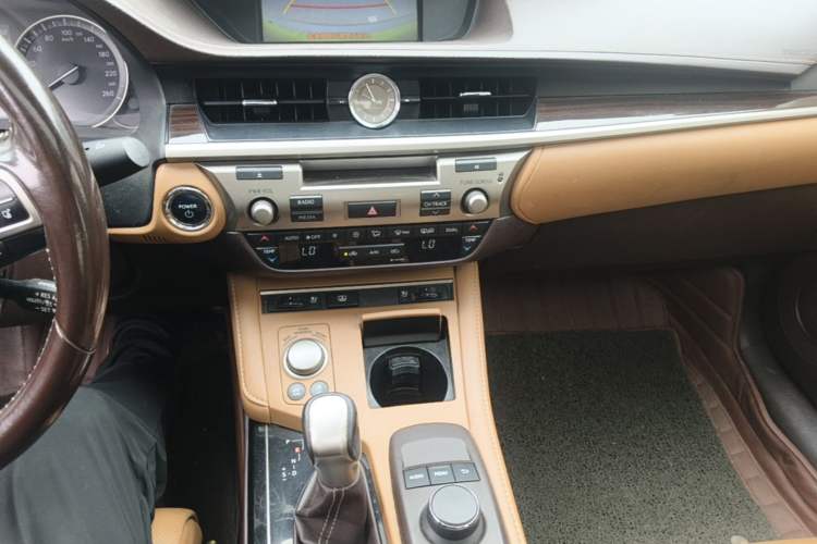 Used Lexus ES 2015 300h Luxury Edition Audio And AC Panel