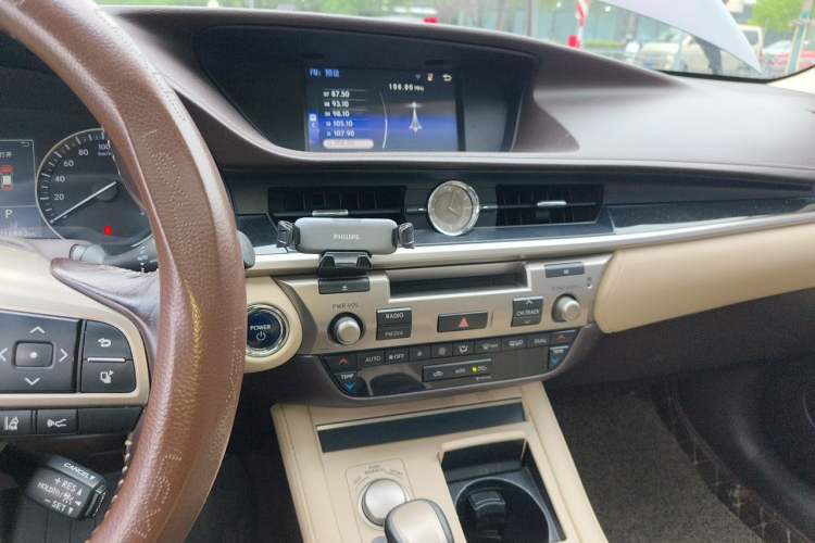 Used Lexus ES 2015 300h Comfort Edition Audio And AC Panel