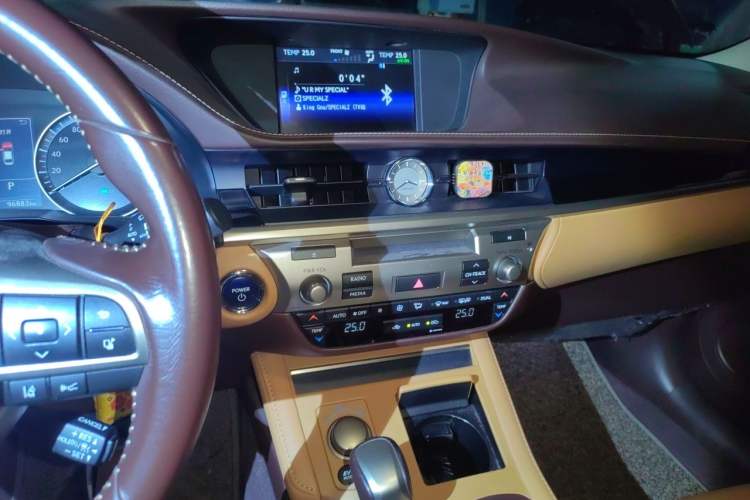 Used Lexus ES 2015 300h Comfort Edition Audio And AC Panel