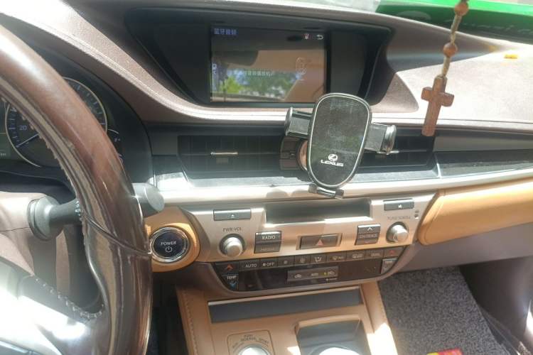 Used Lexus ES 2015 300h Comfort Edition Audio And AC Panel
