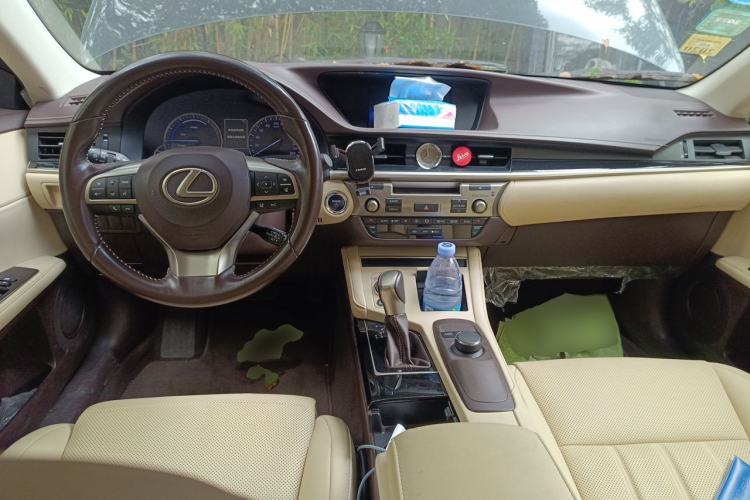 Used Lexus ES 2015 300h Comfort Edition Center Console