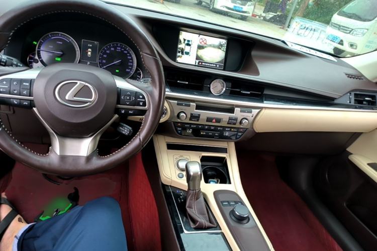 Used Lexus ES 2015 300h Comfort Edition Center Console