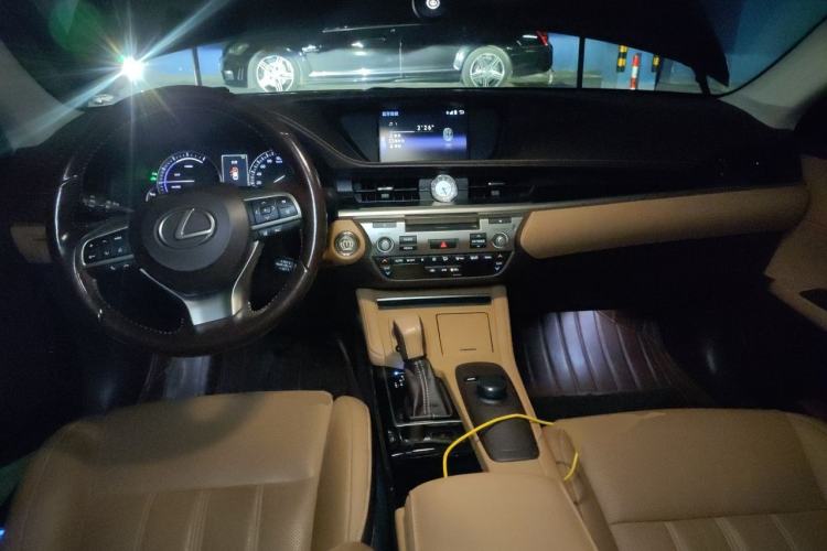 Used Lexus ES 2015 300h Comfort Edition Center Console