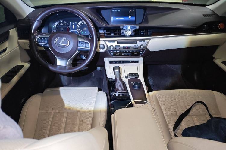 Used Lexus ES 2015 250 Elegant Edition Center Console