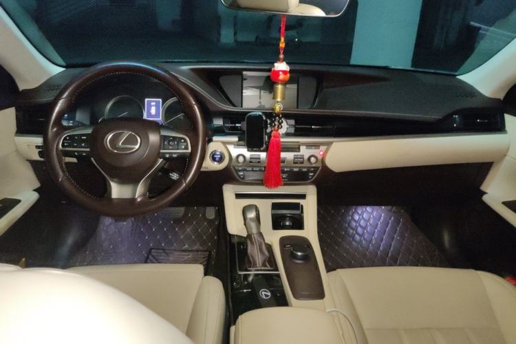 Used Lexus ES 2015 300h Comfort Edition Center Console
