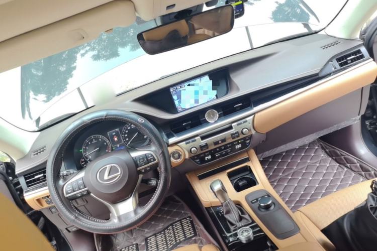 Used Lexus ES 2015 200 Comfort Edition Center Console