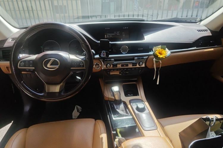 Used Lexus ES 2015 200 Elite Edition Center Console