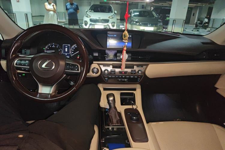 Used Lexus ES 2015 200 Comfort Edition Center Console