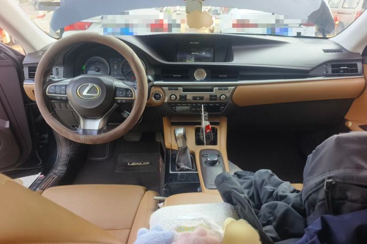 Used Lexus ES 2015 300h Comfort Edition Center Console