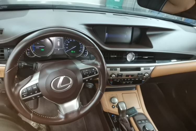 Used Lexus ES 2015 300h Comfort Edition Center Console