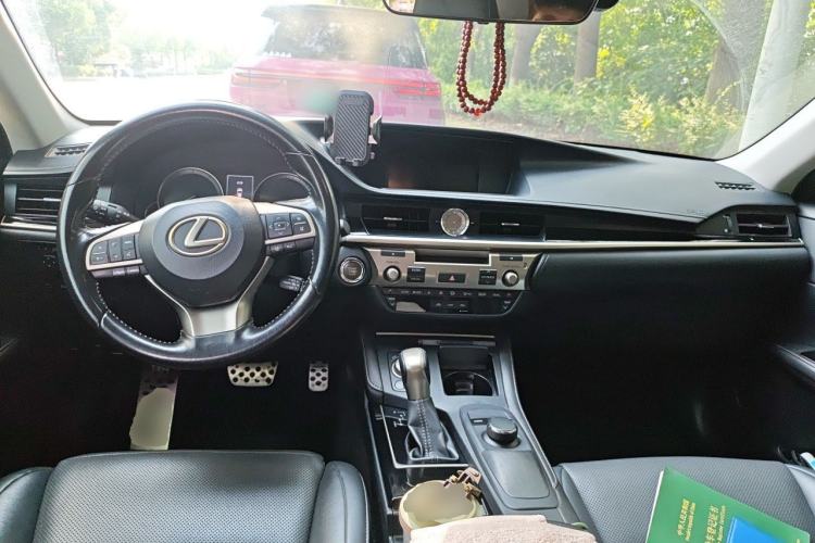 Used Lexus ES 2015 200 Comfort Edition Center Console