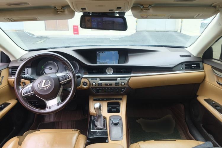 Used Lexus ES 2015 300h Luxury Edition Center Console