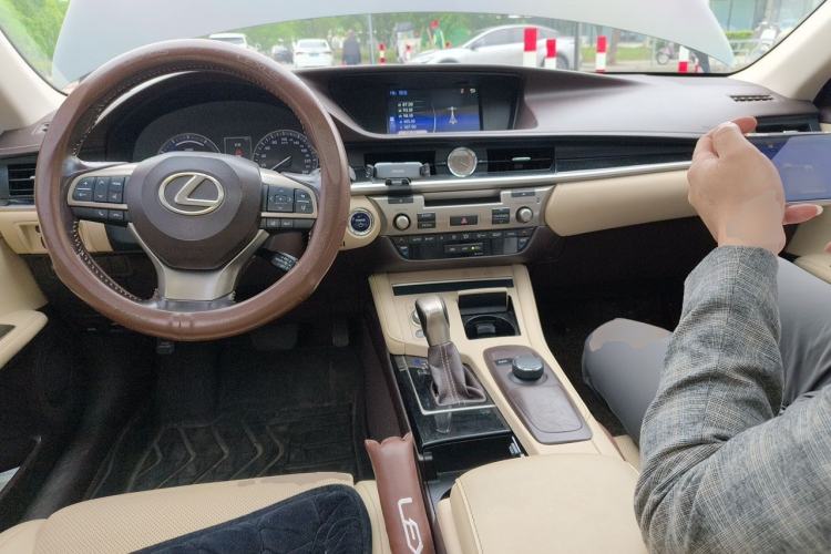 Used Lexus ES 2015 300h Comfort Edition Center Console