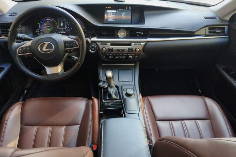 Used Lexus ES 2015 300h Comfort Edition Center Console