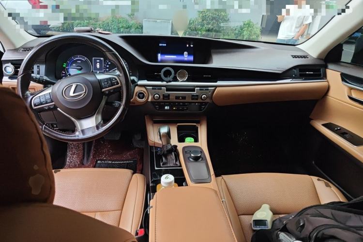 Used Lexus ES 2015 300h Comfort Edition Center Console