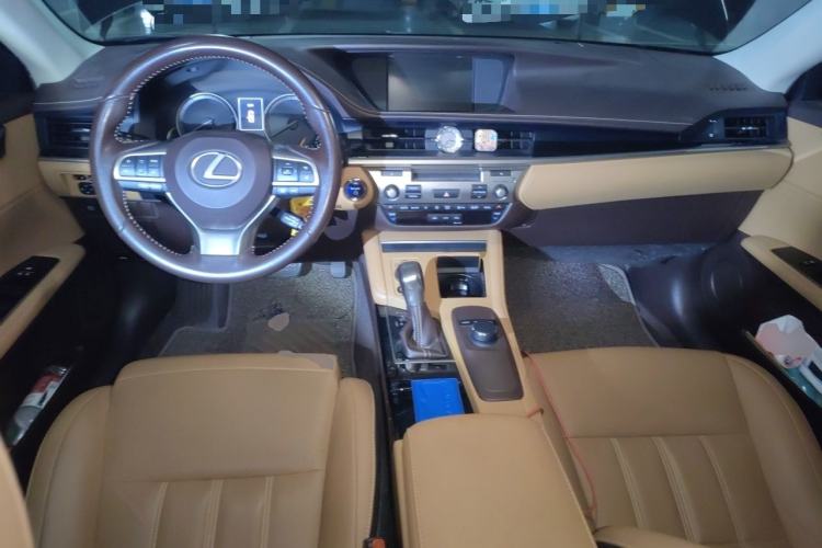 Used Lexus ES 2015 300h Comfort Edition Center Console