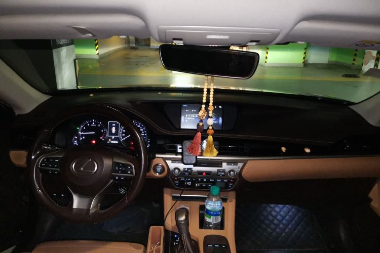 Used Lexus ES 2015 200 Comfort Edition Center Console