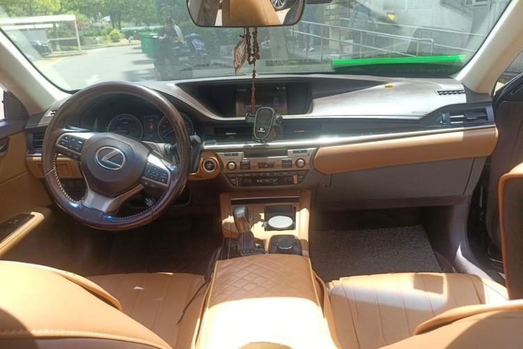 Used Lexus ES 2015 300h Comfort Edition Center Console