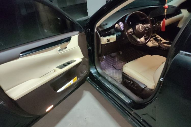 Used Lexus ES 2015 300h Comfort Edition Driver Seat