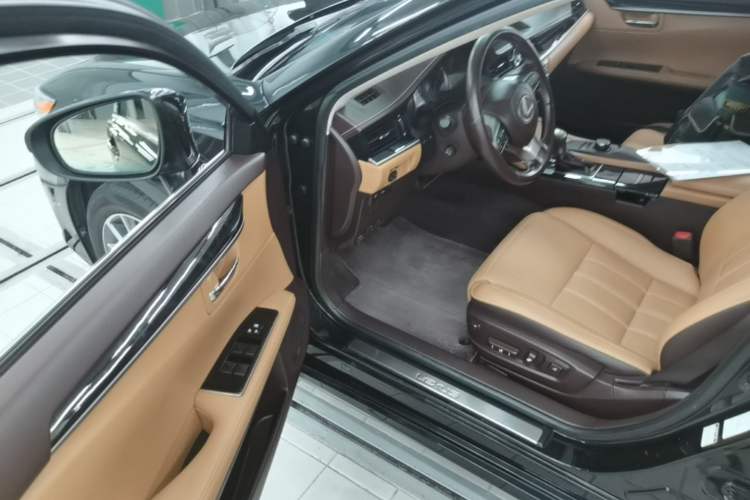 Used Lexus ES 2015 300h Comfort Edition Driver Seat
